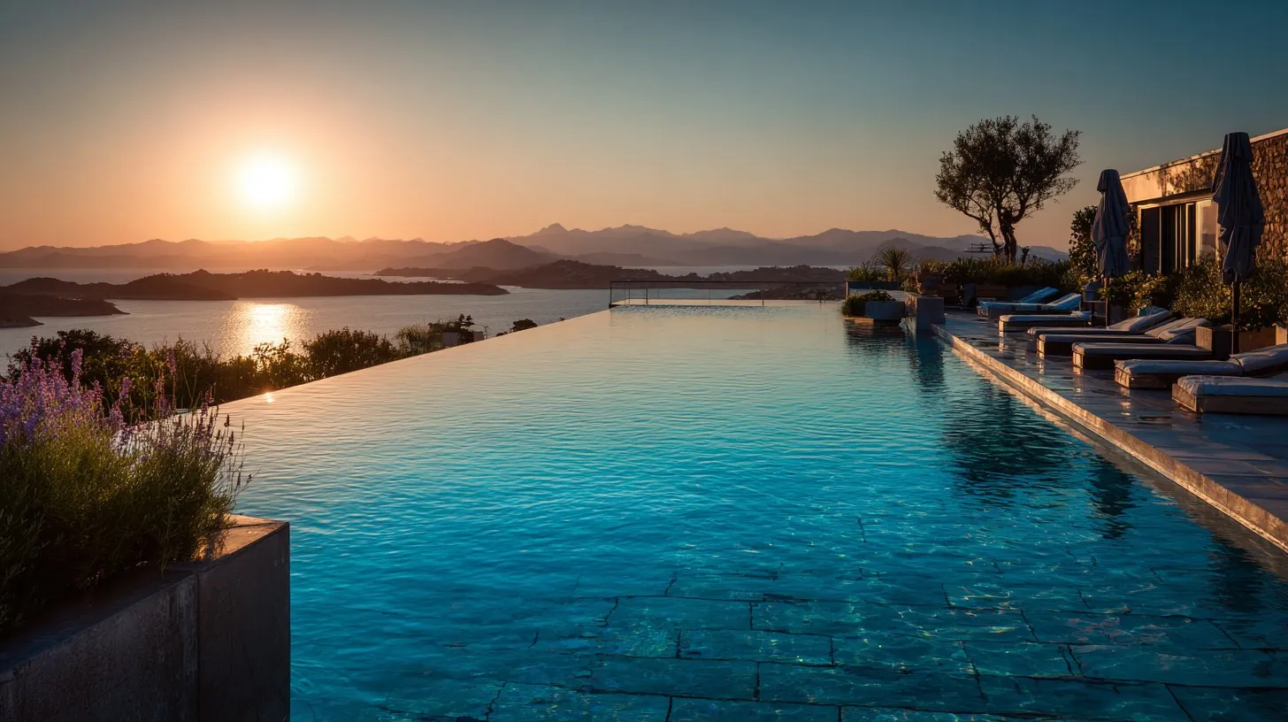 Piscina infinity pool resort al tramonto